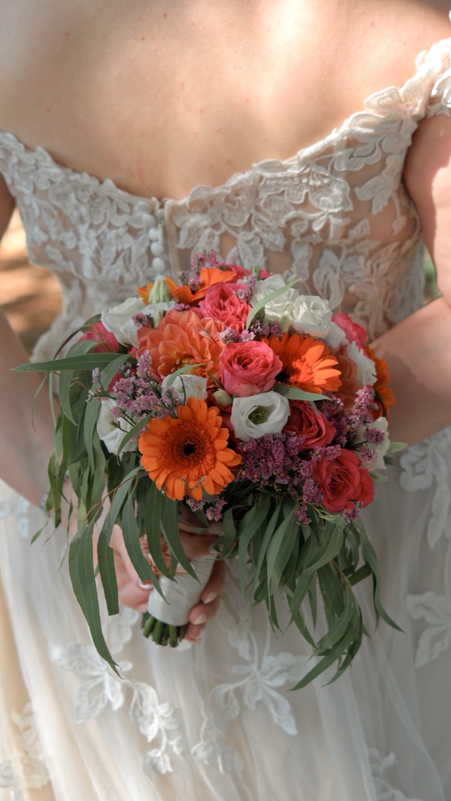 Bouquet coloré porté par la mariée
