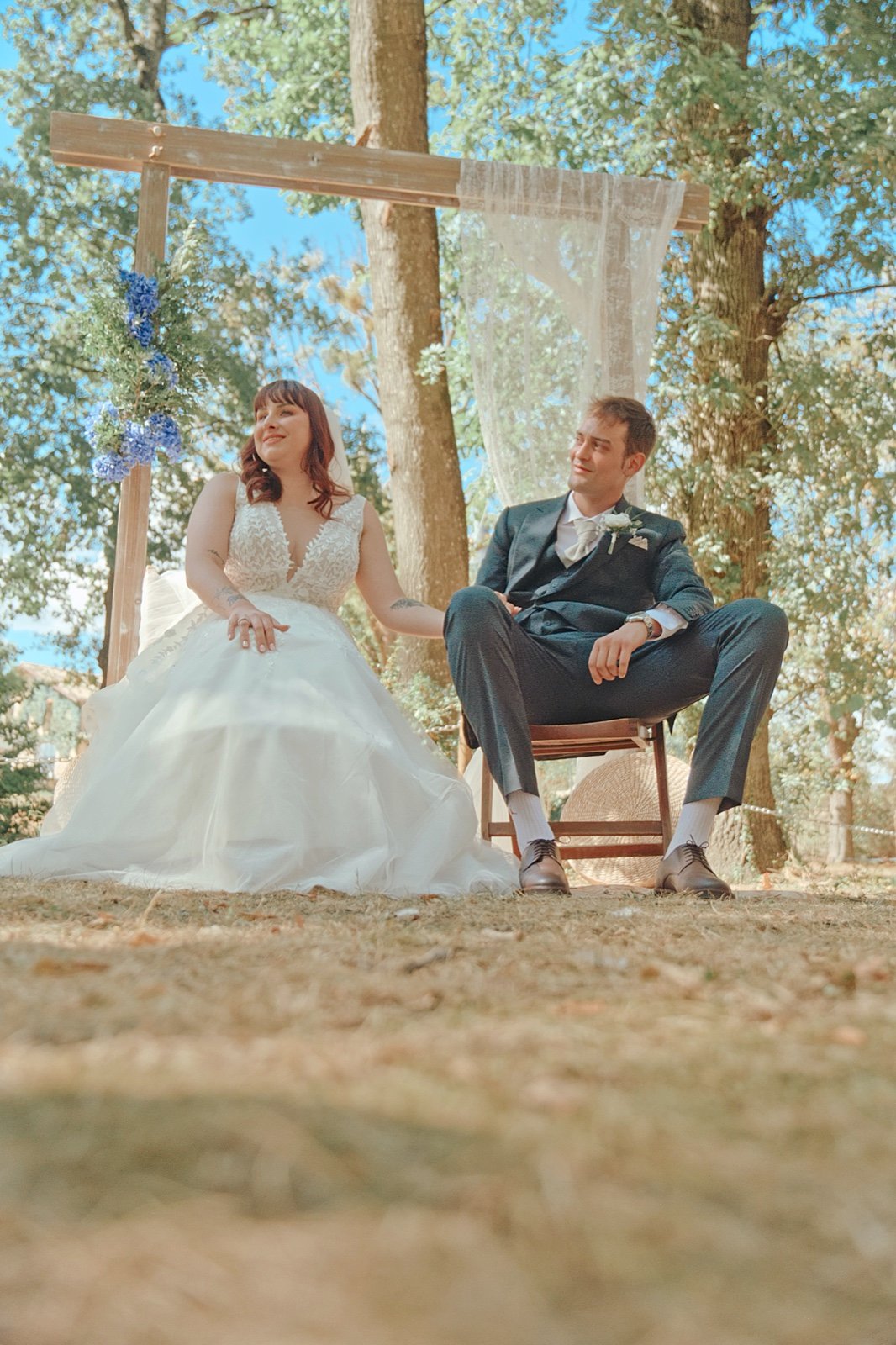 Couple de mariés assis sous un arbre