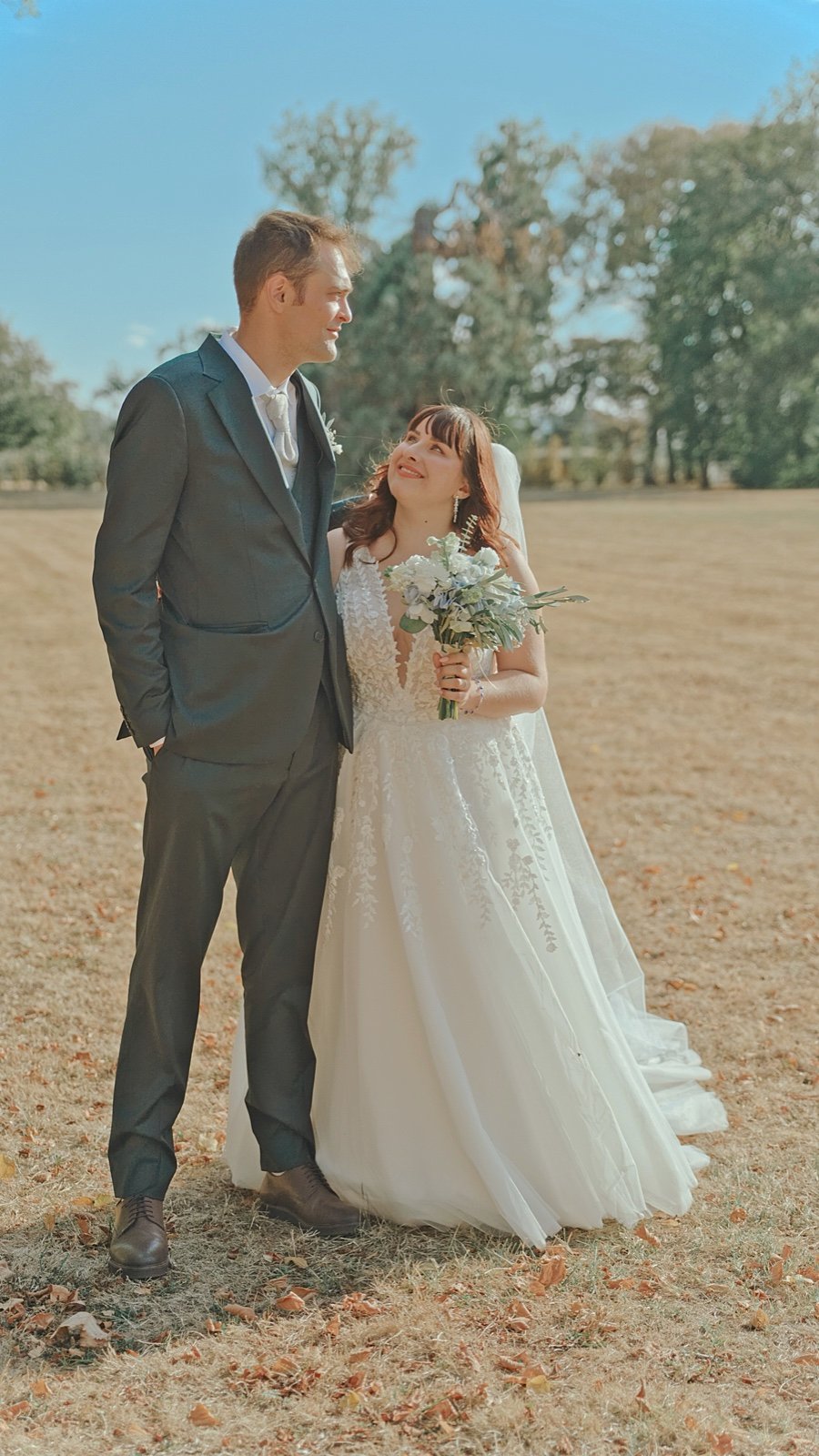 Couple de mariés dans un champ