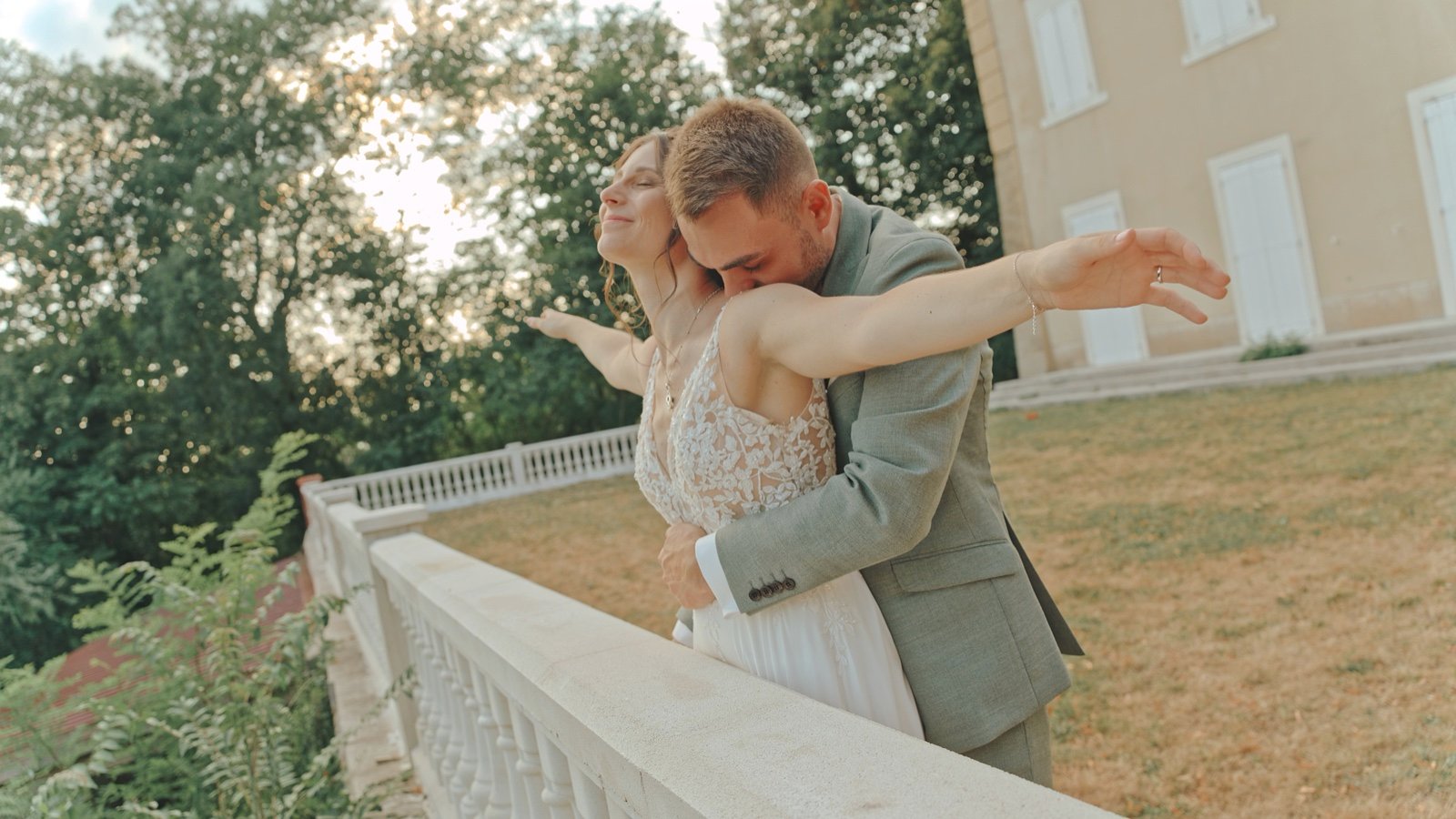 Couple de mariés enlacé dans un jardin