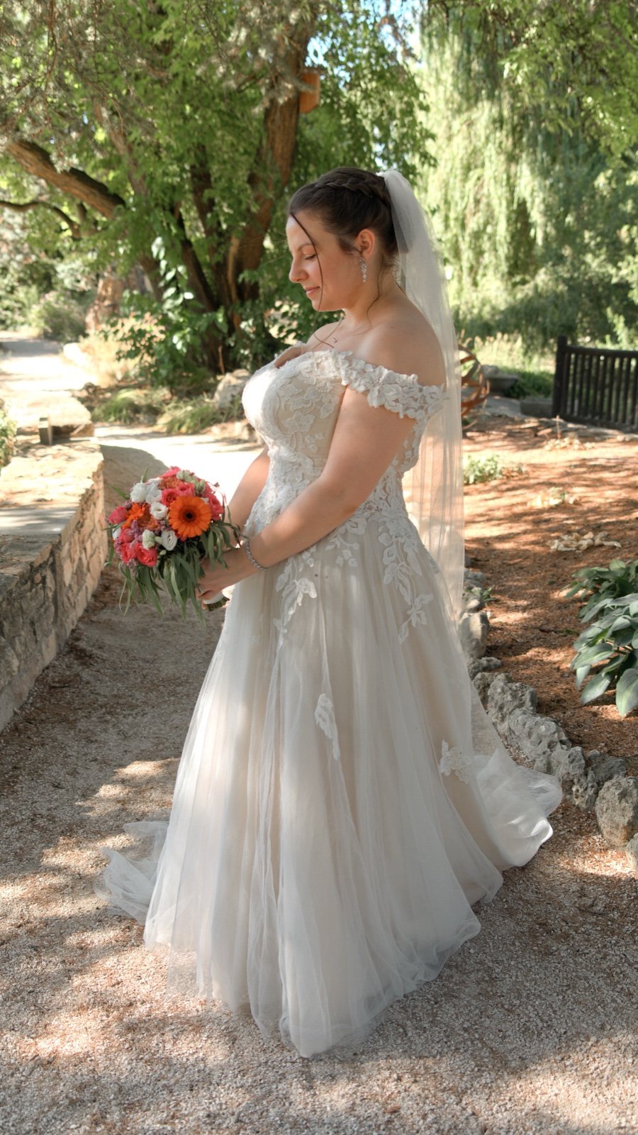 Mariée photographiée sous les arbres