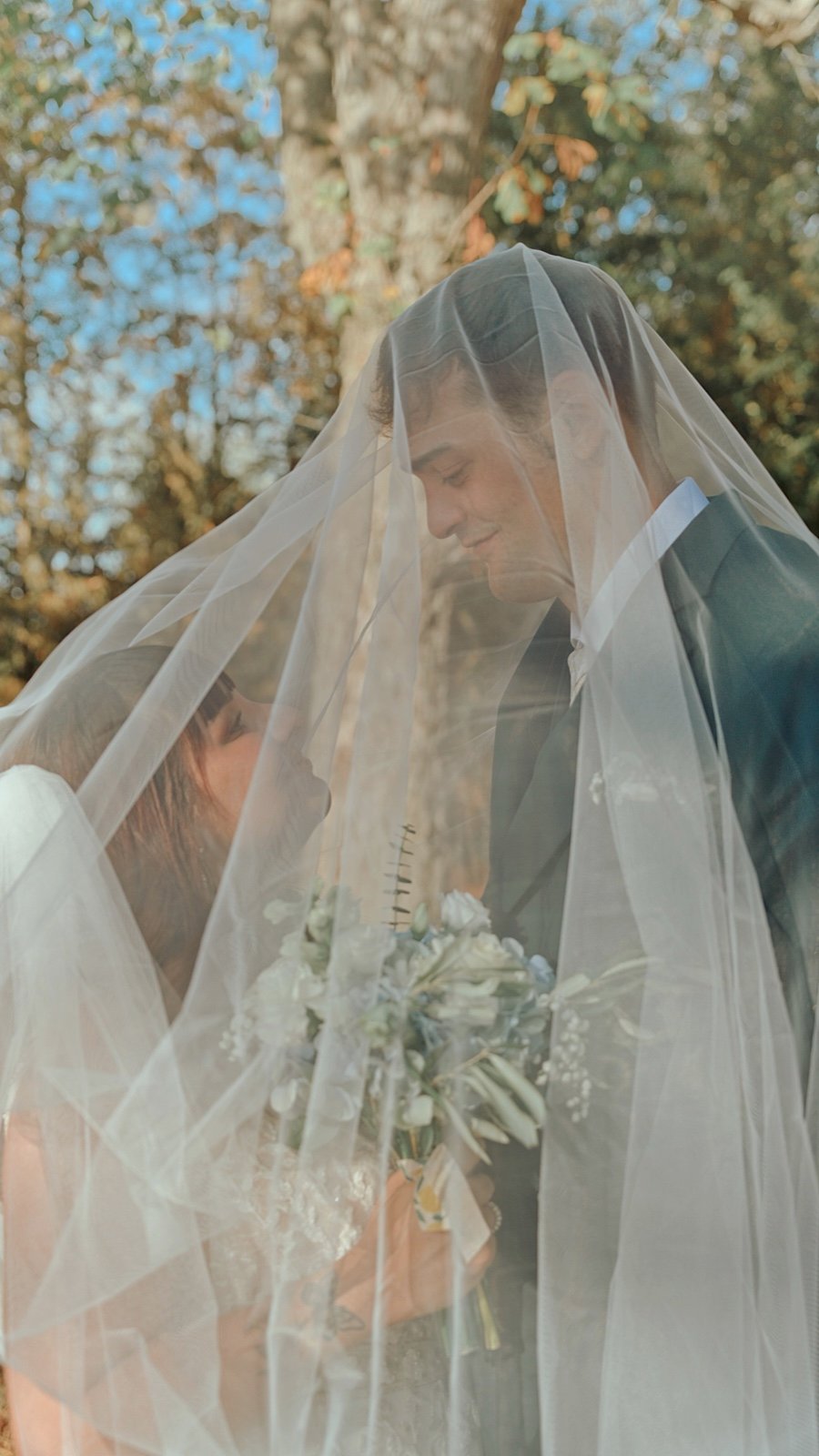 Mariée sous son voile dans une lumière naturelle
