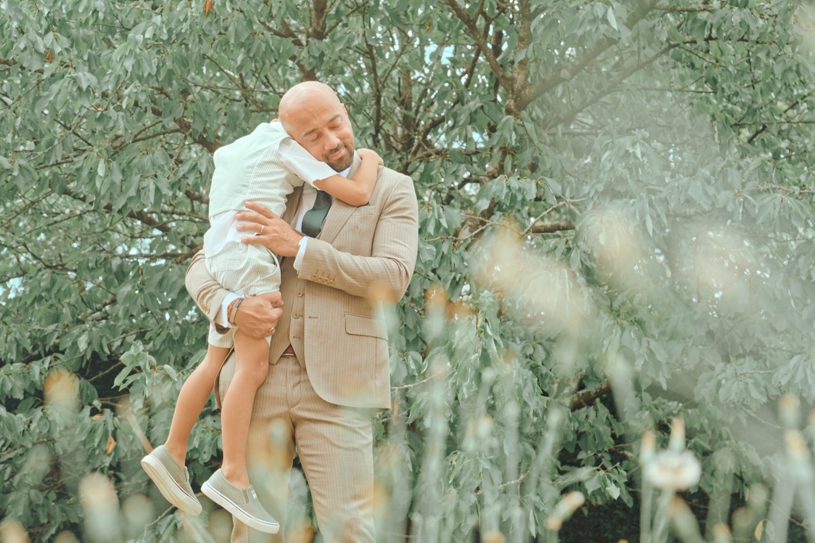 Parent et enfant pendant une journée de mariage