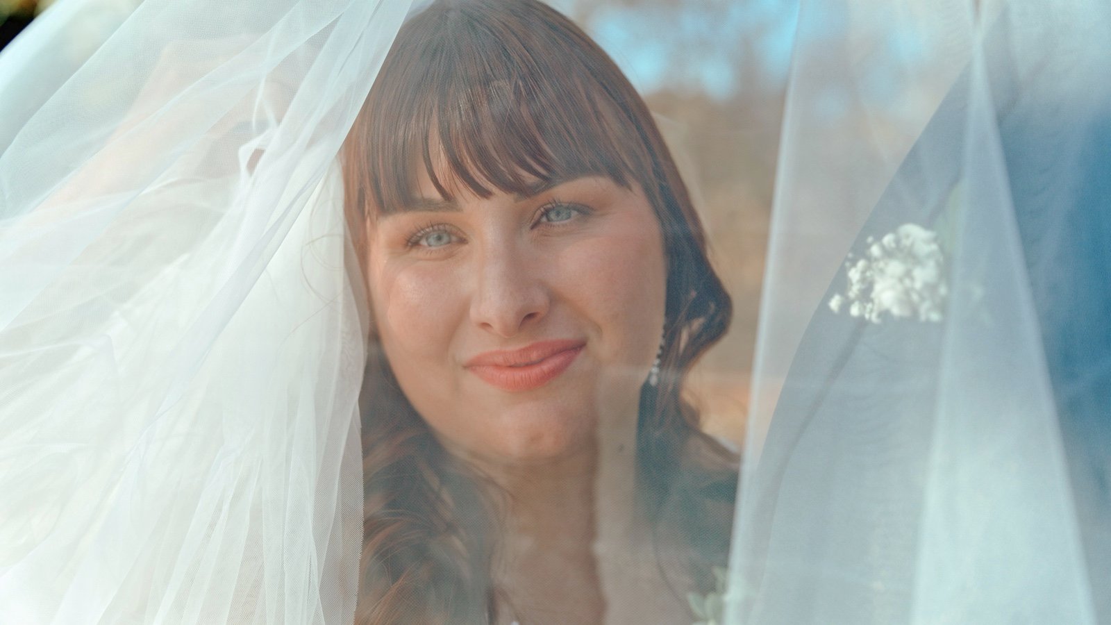 Portrait lumineux de la mariée sous son voile